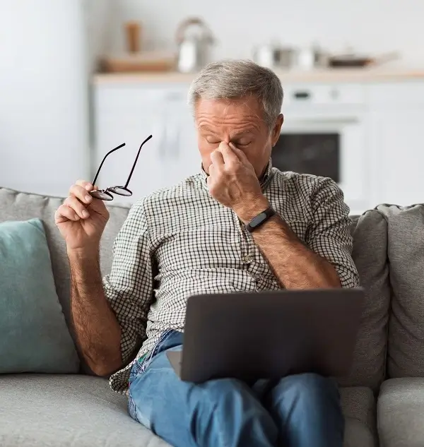 Homem triste por ter seu benefício negado pelo INSS